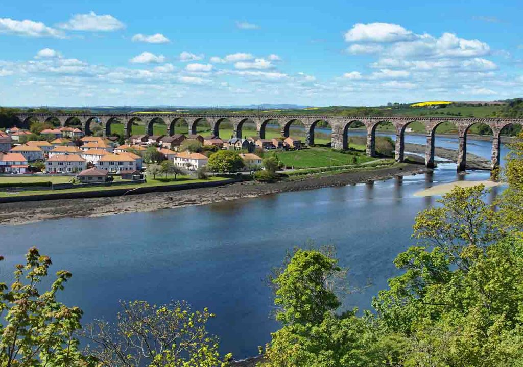 Berwick-Upon_tweed on a sunny day by the bridge.